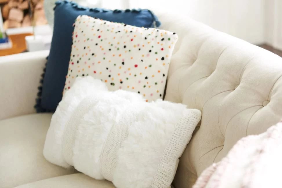 How to Accessorize your Sectional Sofa with Throw Pillows (7 rules to follow)
