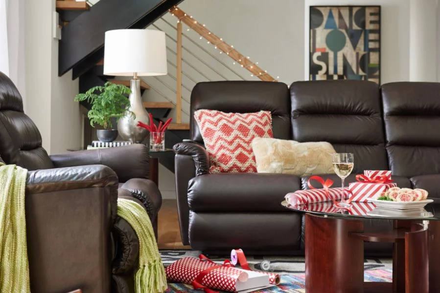 WO20b_TRIPOLI_LB143579 (1) La-Z-Boy Tripoli reclining leather sofa in living room with christmas theme, wrapping paper
