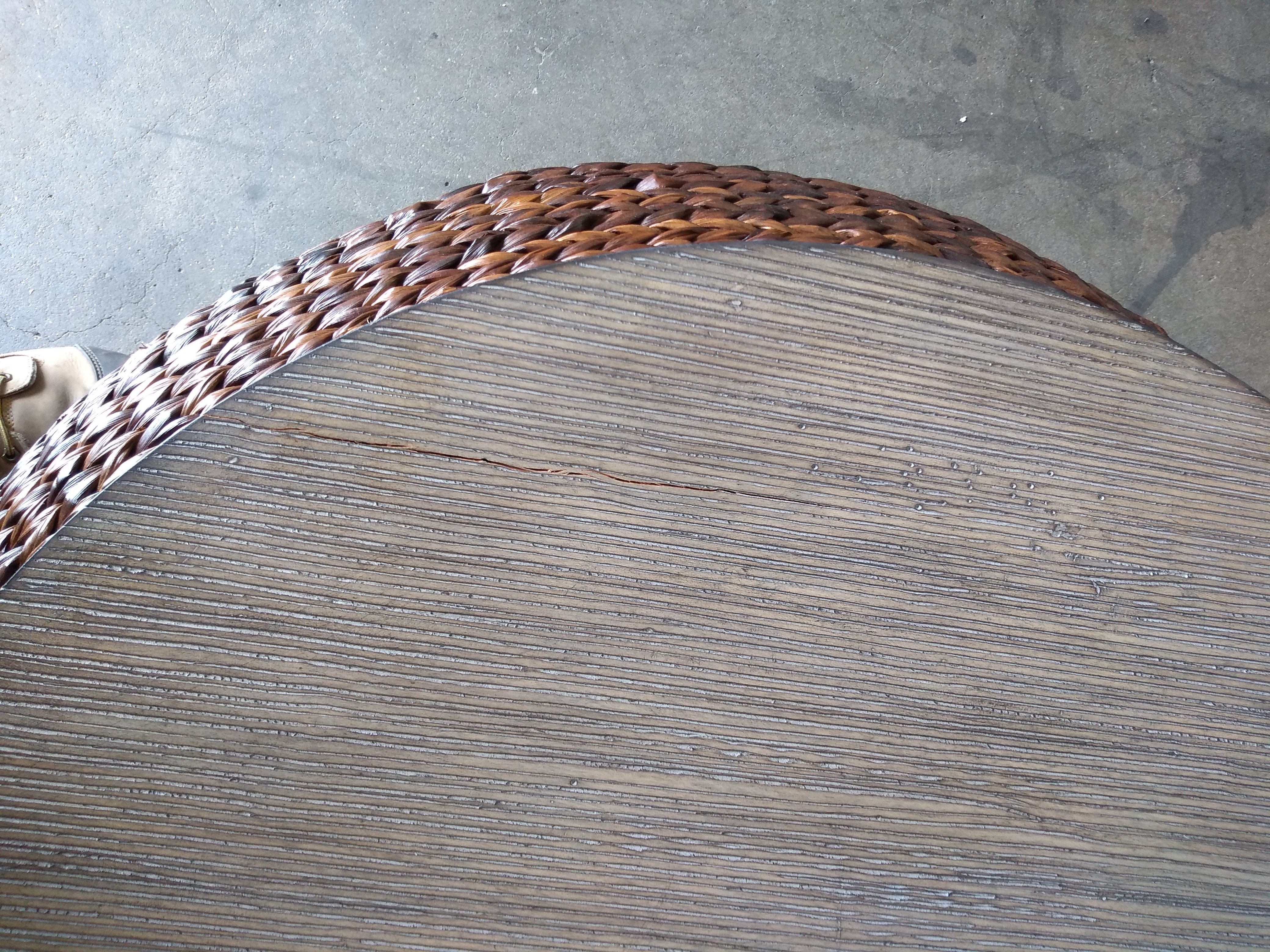 ROUND COCKTAIL TABLE